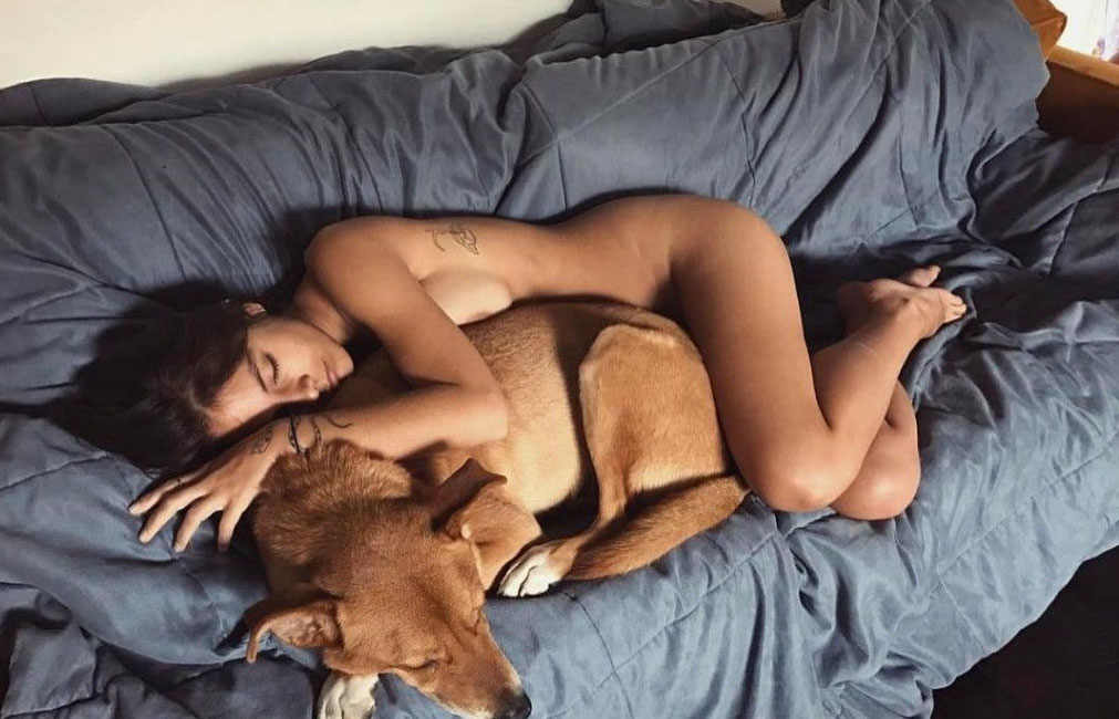 Caitlin Stasey nahá. Fotka - 21
