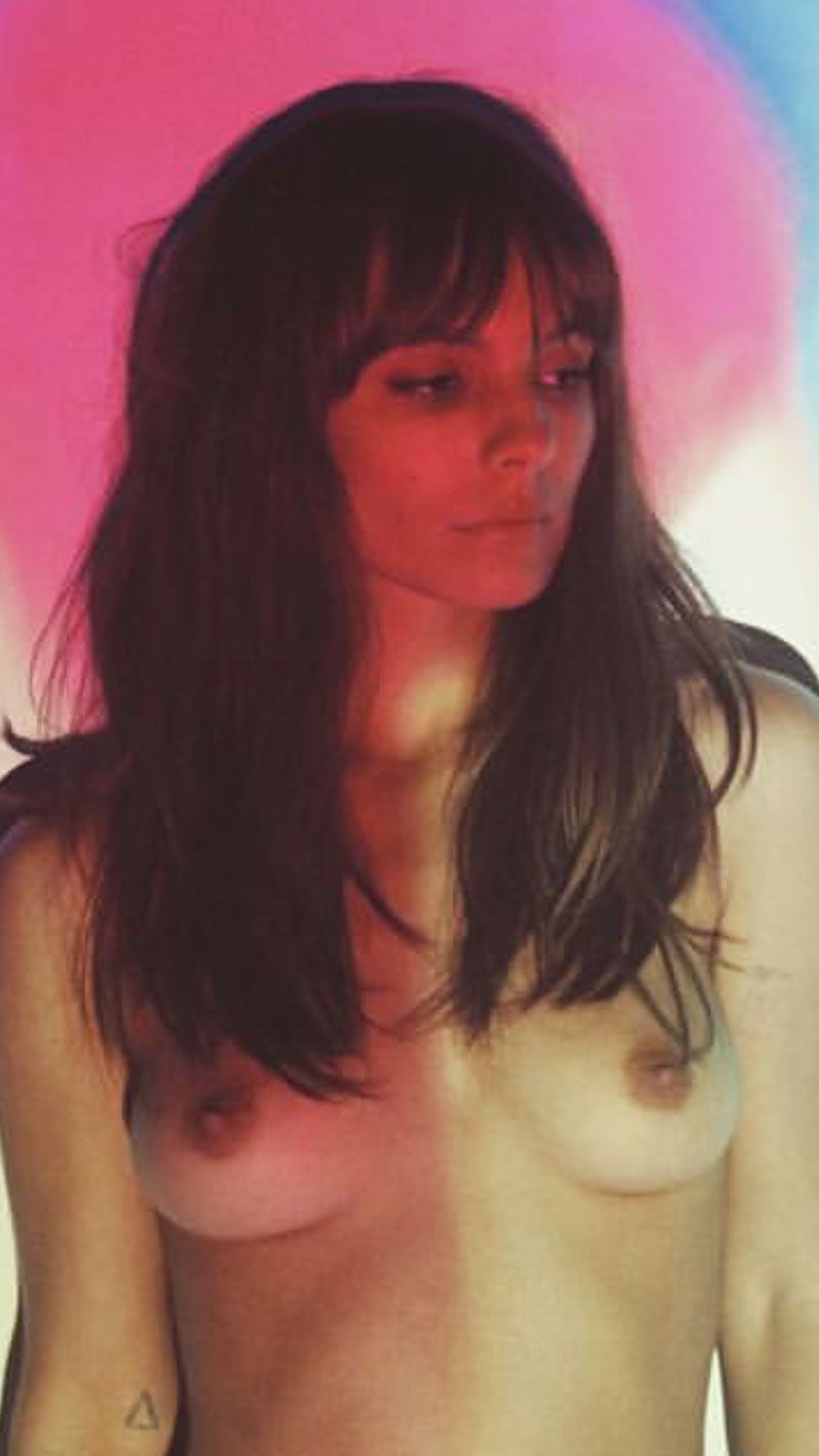 Caitlin Stasey nahá. Fotka - 22