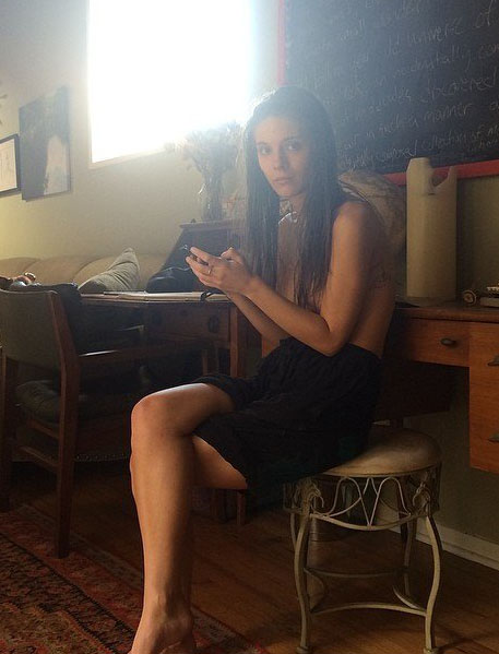 Caitlin Stasey nahá. Fotka - 5
