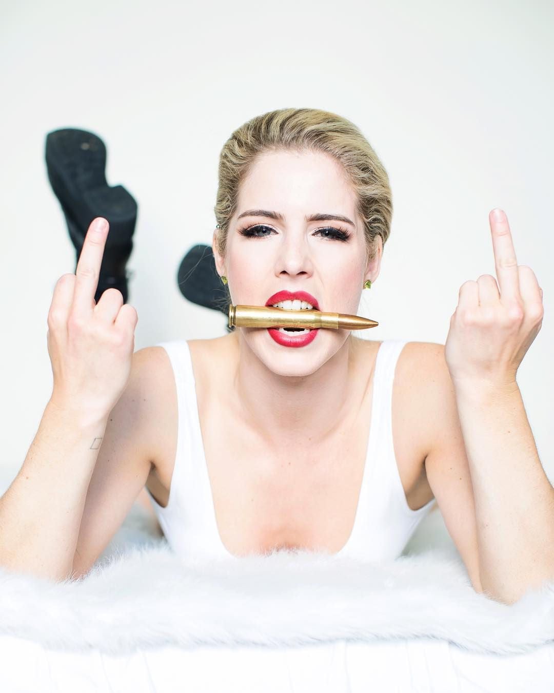 Emily Bett Rickards Nago. Zdjęcia - 8