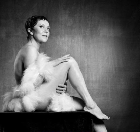 Martha Issová nude. Photo - 4