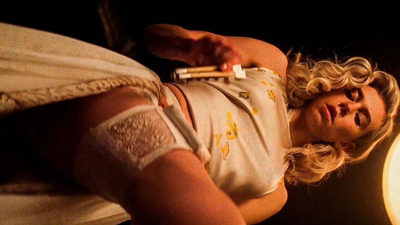 Vanessa Kirby nude. Photo - 2