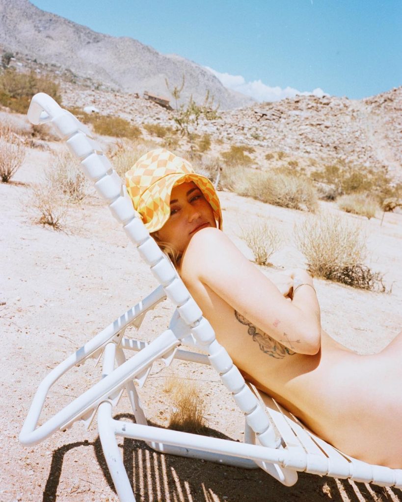 Майли Сайрус голая. Фото - 16