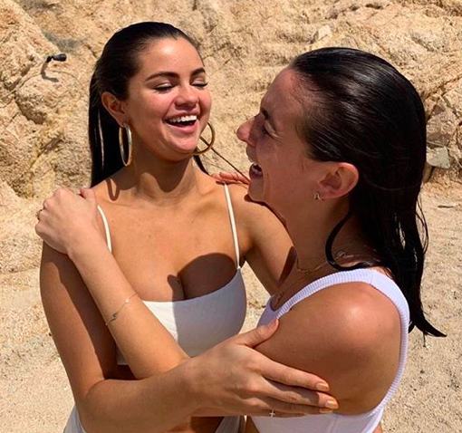 Selena Gomez Nago. Zdjęcia - 28